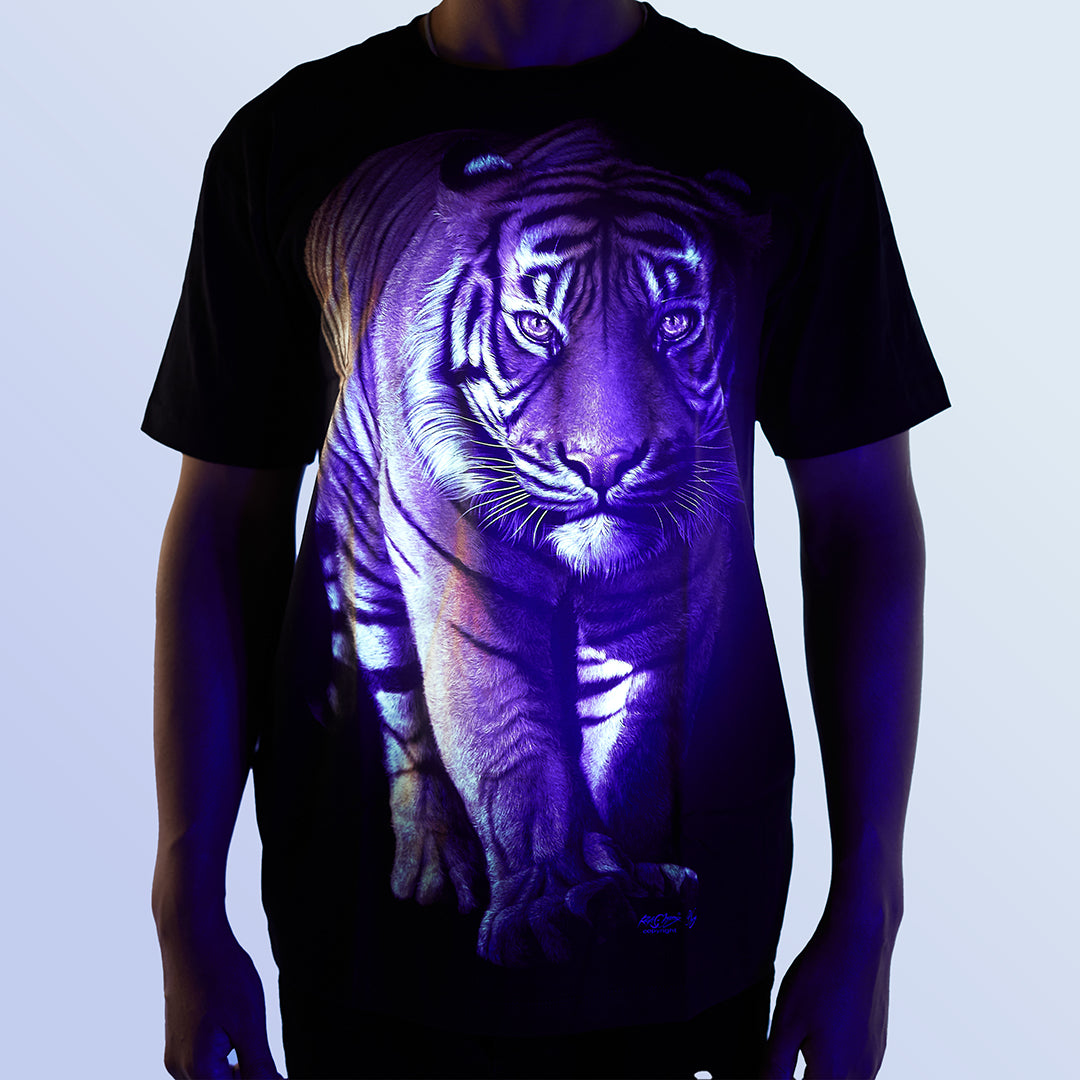 Schwarzes T-Shirt mit Tiger-Print unter UV-Licht, Vorderseite 