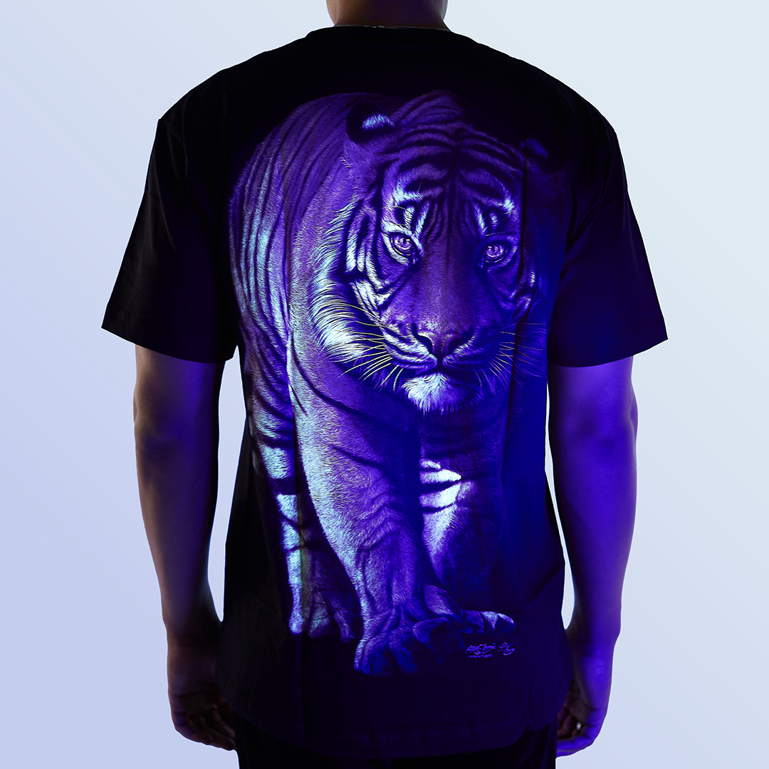 Schwarzes T-Shirt mit Tiger-Print unter UV-Licht, Rückseite 