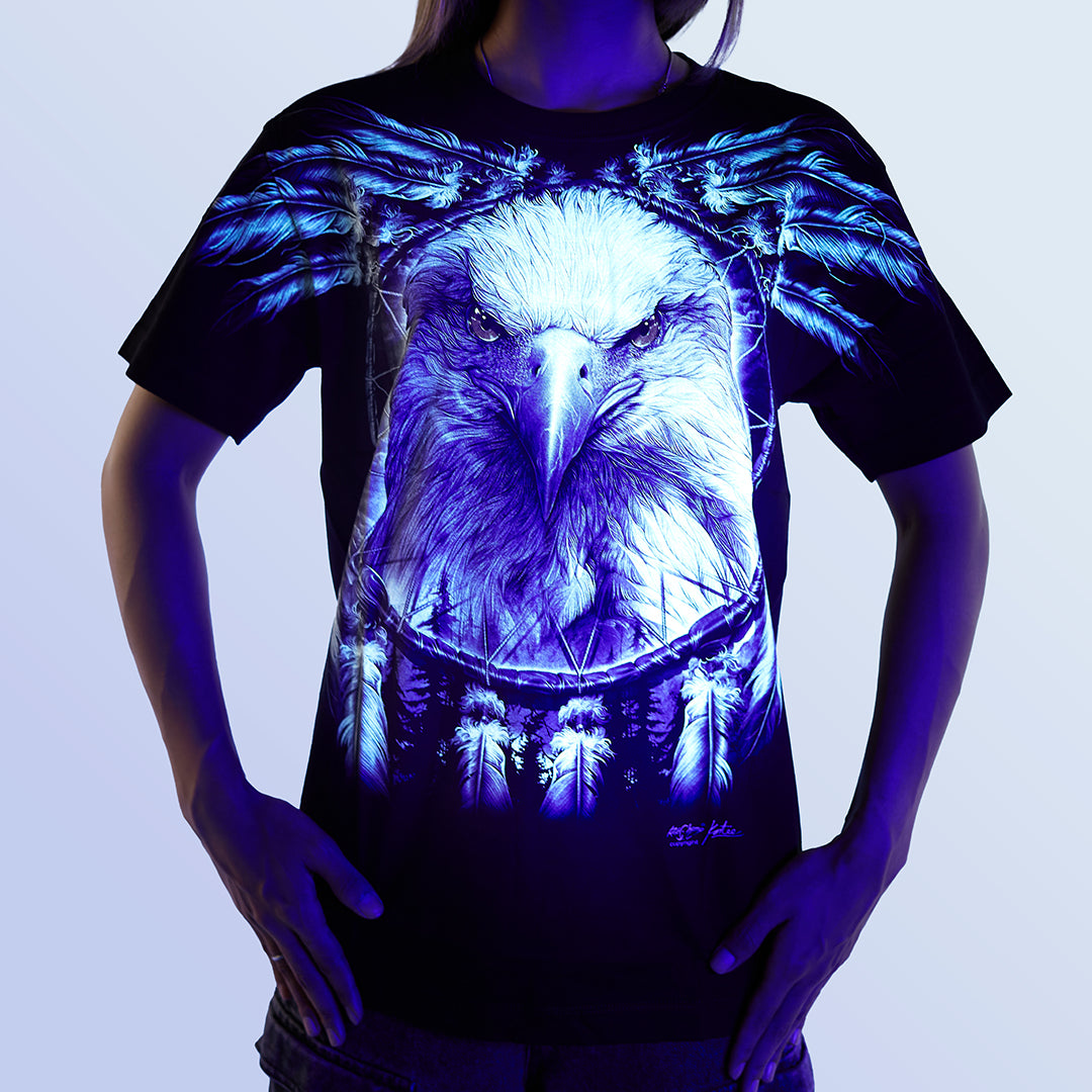 Schwarzes T-Shirt mit Adler Traumfänger-Print unter UV-Licht, Vorderseite 
