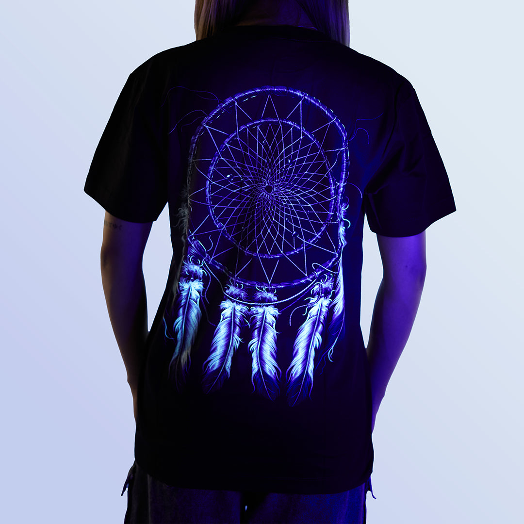 Schwarzes T-Shirt mit Adler Traumfänger-Print unter UV-Licht, Rückseite 