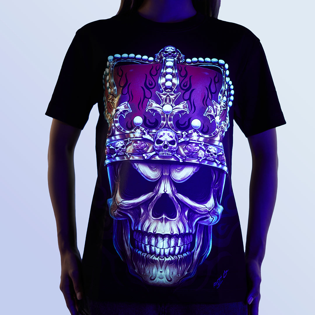 Schwarzes T-Shirt mit The King-Print unter UV-Licht, Vorderseite 