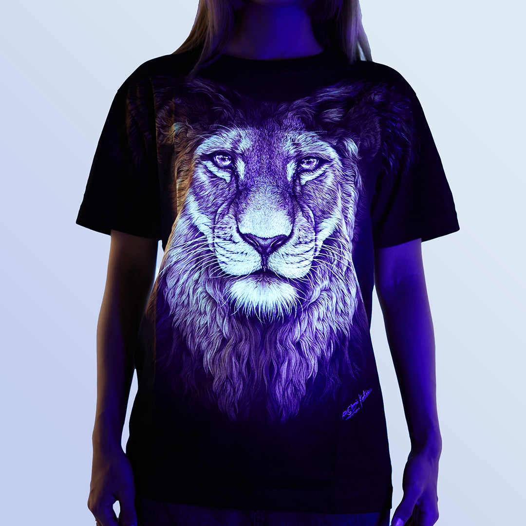Schwarzes T-Shirt mit einem Löwen-Print unter UV-Licht, Vorderseite 