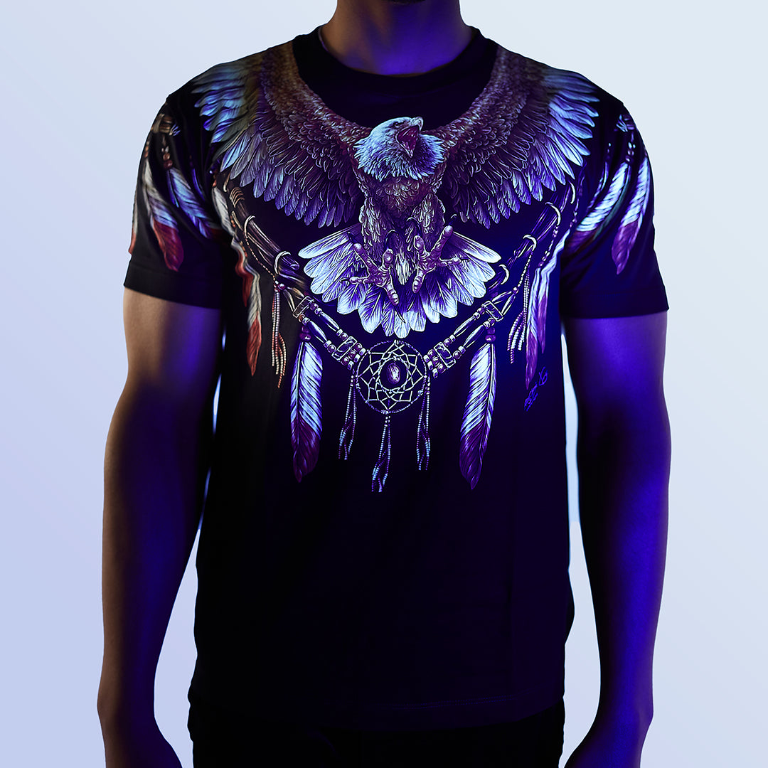 Schwarzes T-Shirt mit Adler Federschmuck-Print unter UV-Licht, Vorderseite 