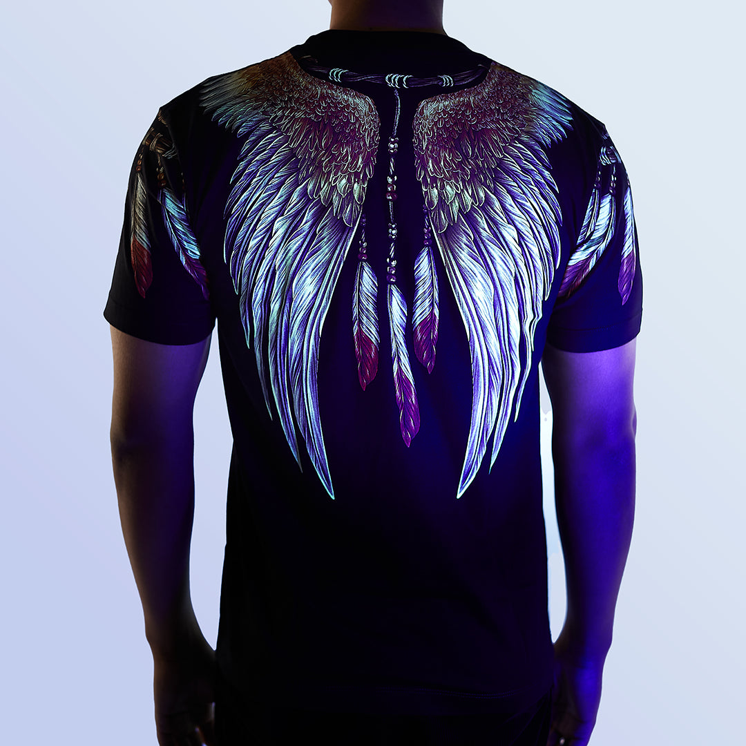 Schwarzes T-Shirt mit Adler Federschmuck-Print unter UV-Licht, Rückseite 