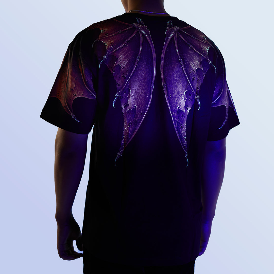 Schwarzes T-Shirt mit Rotem Drachen-Print unter UV-Licht, Rückseite 