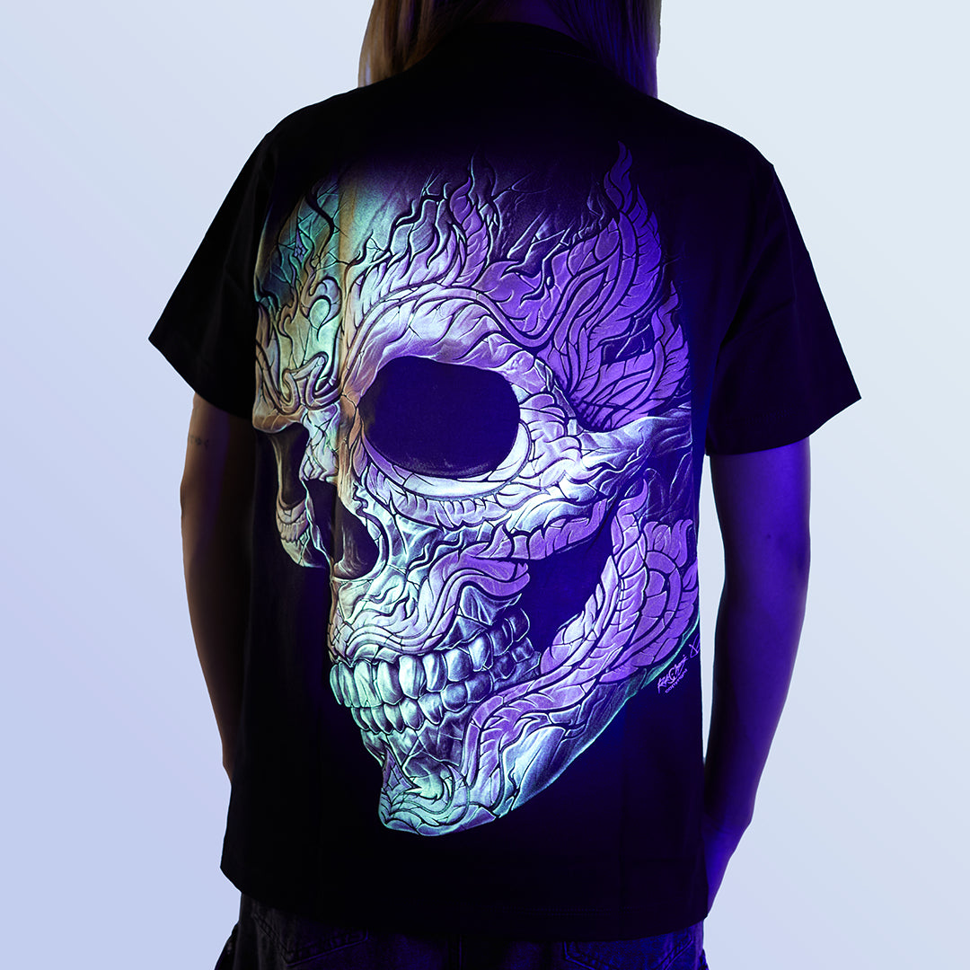 Schwarzes T-Shirt mit Totenkopf-Print unter UV-Licht, Rückseite