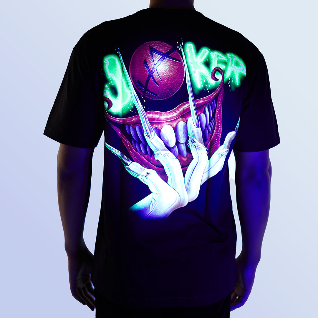 Schwarzes T-Shirt mit Jolli Smily-Print unter UV-Licht, Rückseite 
