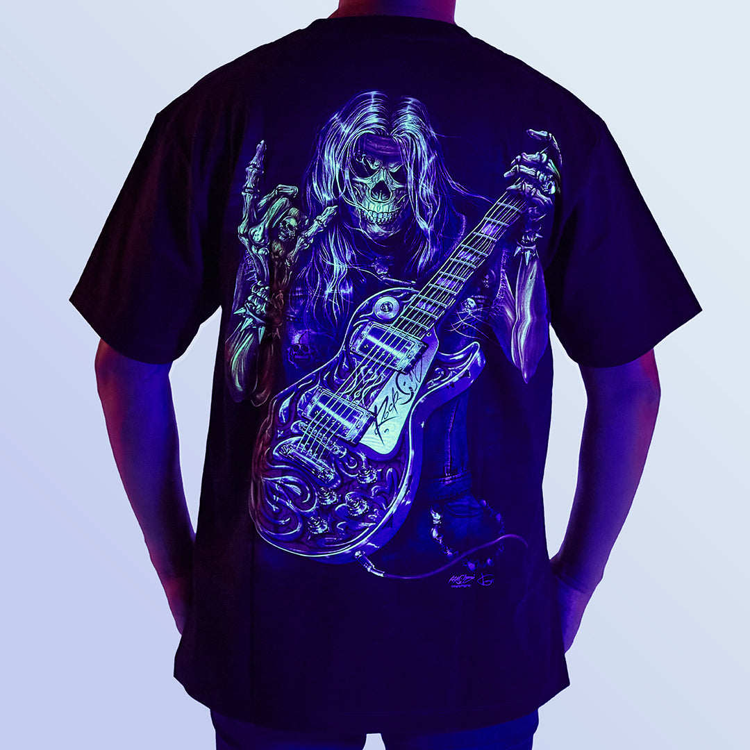 Schwarzes T-Shirt mit Death Metal-Print unter UV-Licht, Rückseite