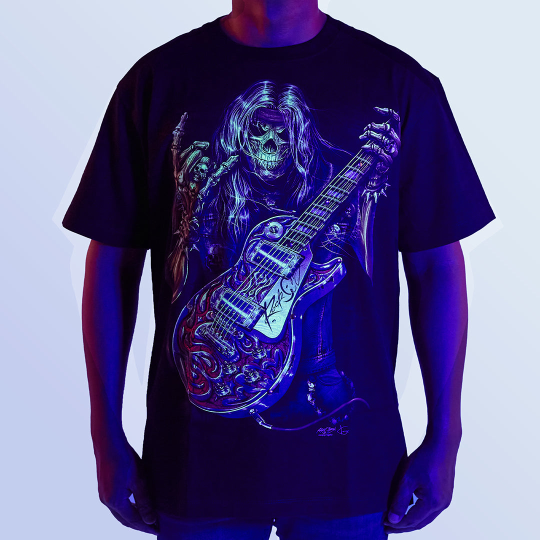 Schwarzes T-Shirt mit Death Metal-Print unter UV-Licht, Vorderseite  