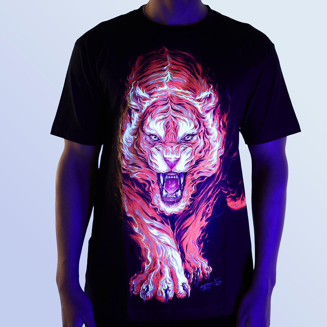Schwarzes T-Shirt mit Tiger aus Flammen-Print unter UV-Licht, Vorderseite 
