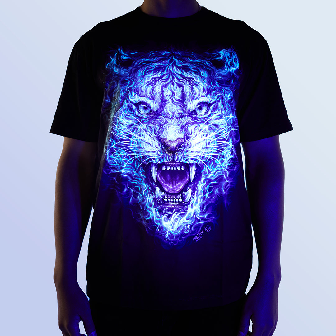 Schwarzes T-Shirt mit Flammen-Gepard-Print unter UV-Licht, Vorderseite