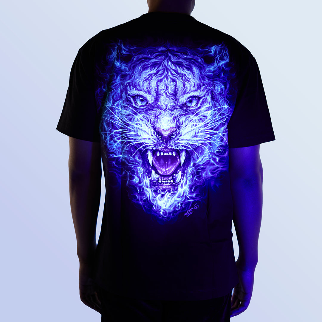 Schwarzes T-Shirt mit Flammen-Gepard-Print unter UV-Licht, Rückseite