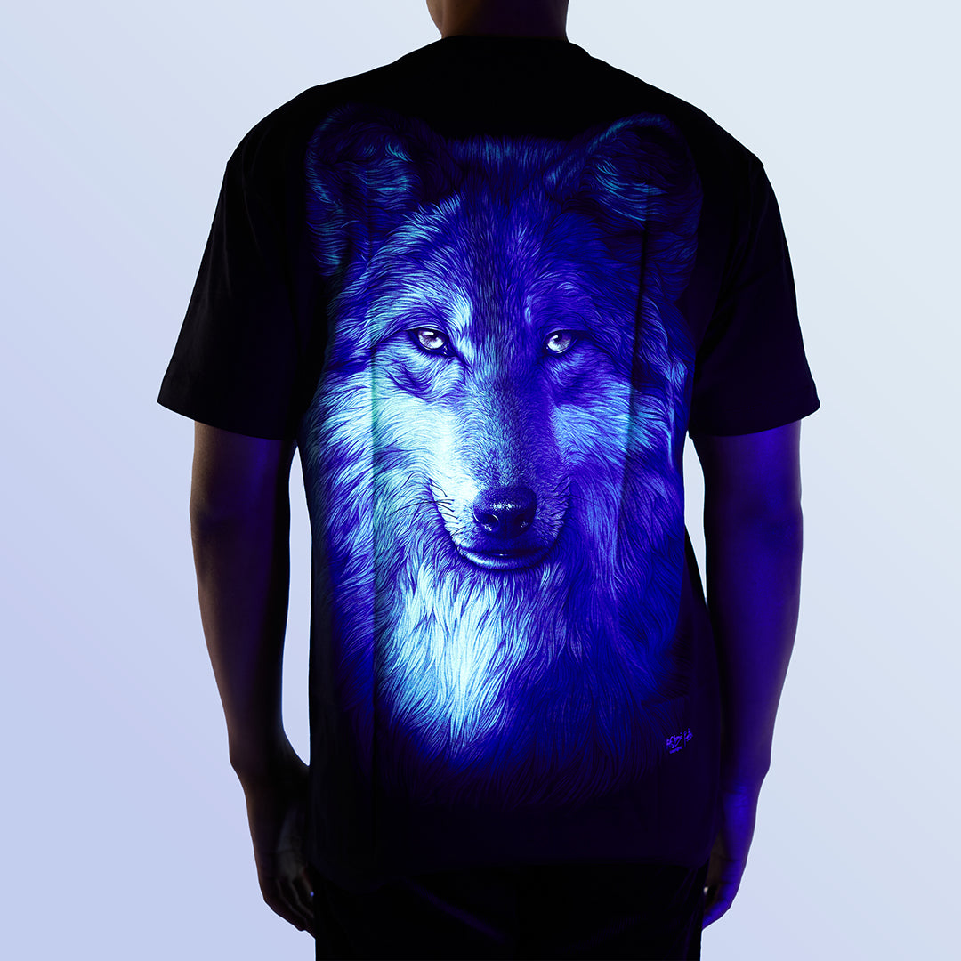 Schwarzes T-Shirt mit Wolf Kopf-Print unter UV-Licht, Rückseite 