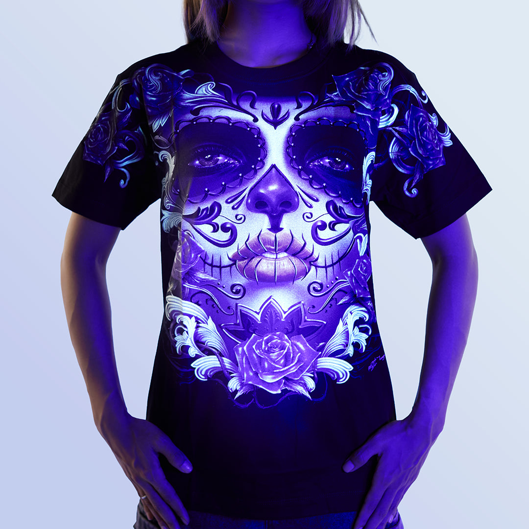 Schwarzes T-Shirt mit Purpleface-Print unter UV-Licht, Vorderseite 