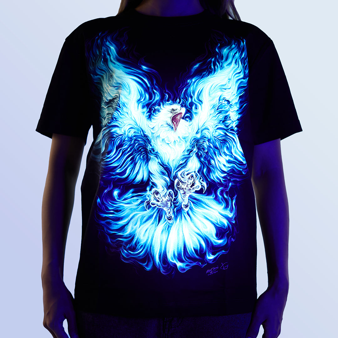 Schwarzes T-Shirt mit Adler Flammen-Print unter UV-Licht, Vorderseite