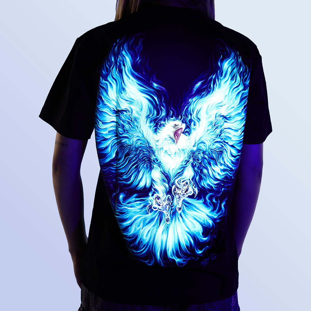 Schwarzes T-Shirt mit Adler Flammen-Print unter UV-Licht, Rückseite