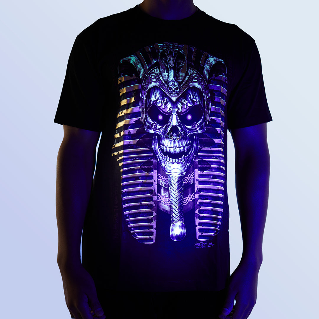 Schwarzes T-Shirt mit Pharao Totenkopf-Print unter UV-Licht, Vorderseite 
