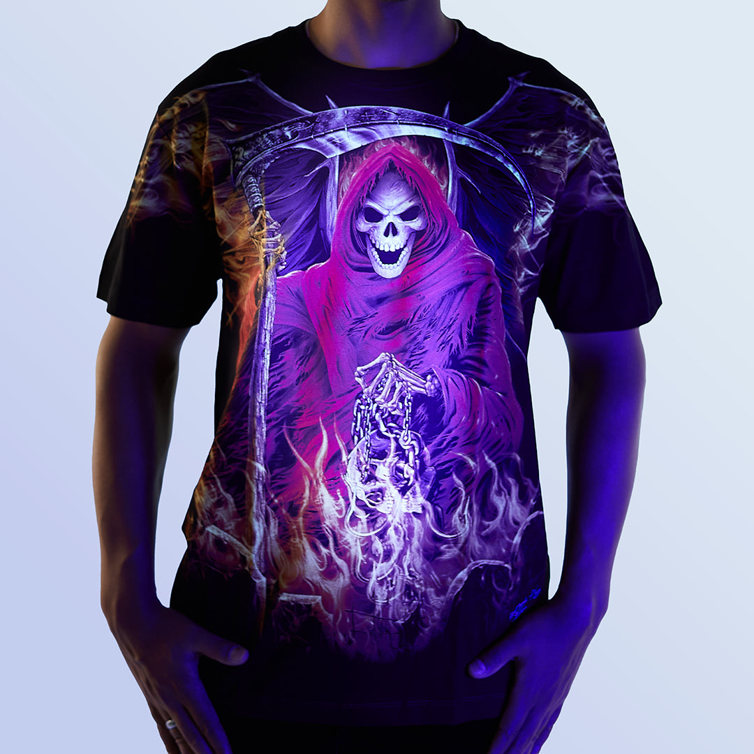 Schwarzes T-Shirt mit Fegefeuer-Print unter UV-Licht, Vorderseite 