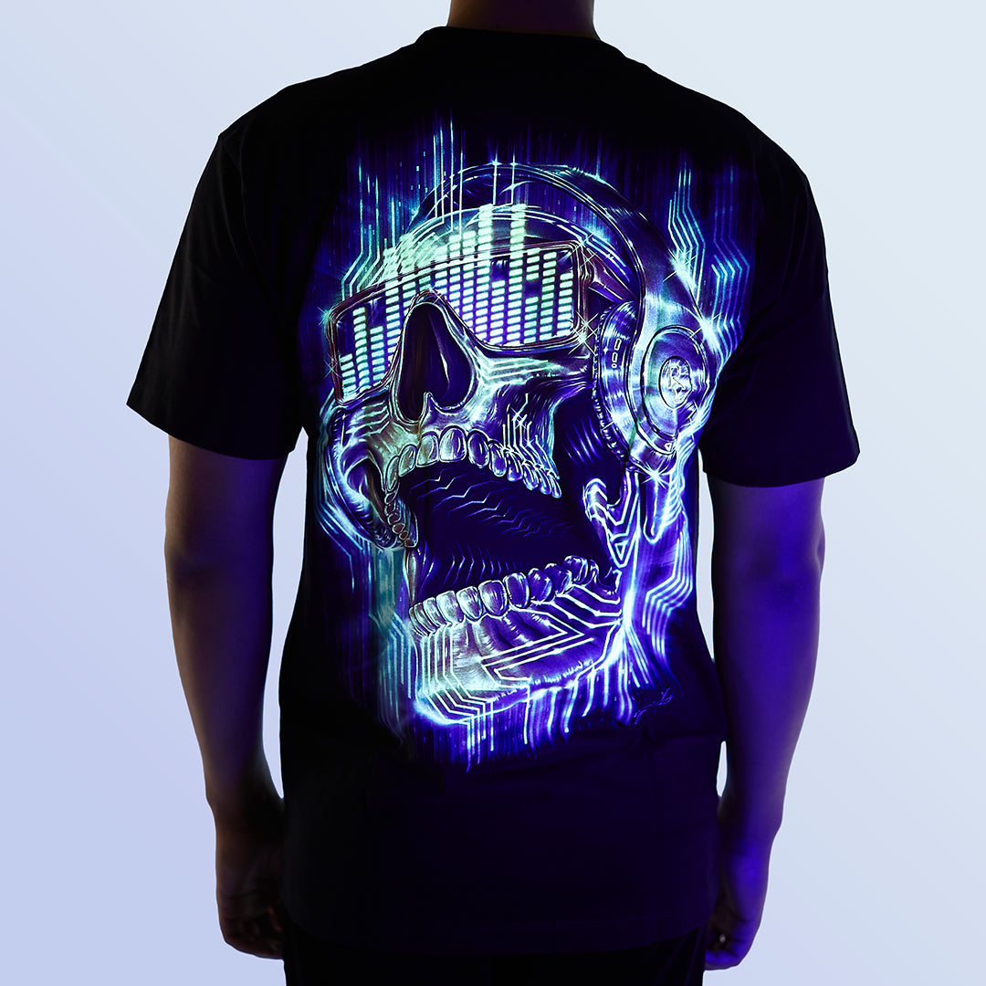 Schwarzes T-Shirt mit Totenkopfhörer-Print unter UV-Licht, Rückseite 