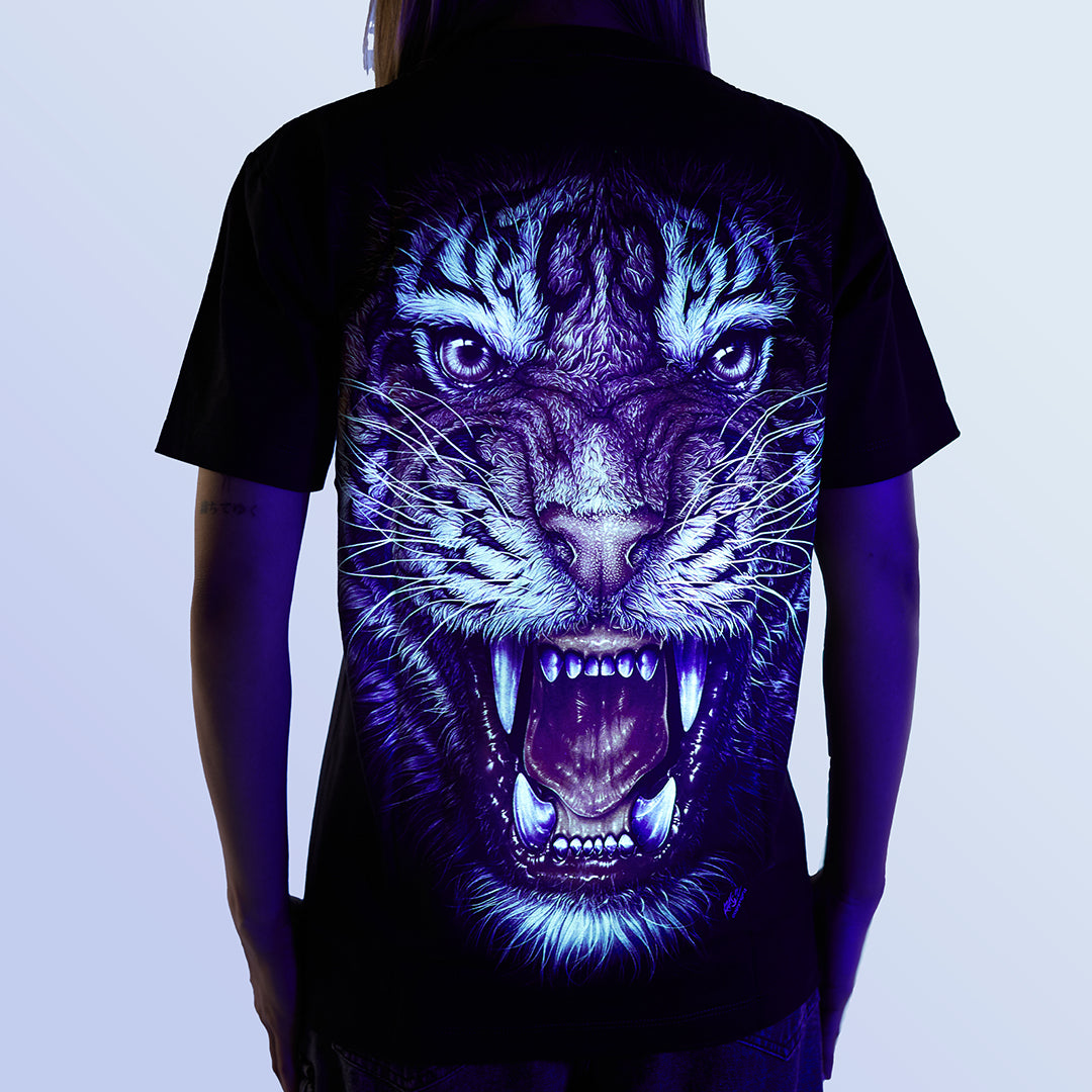 Schwarzes T-Shirt mit Tigerkopf-Print unter UV-Licht, Rückseite