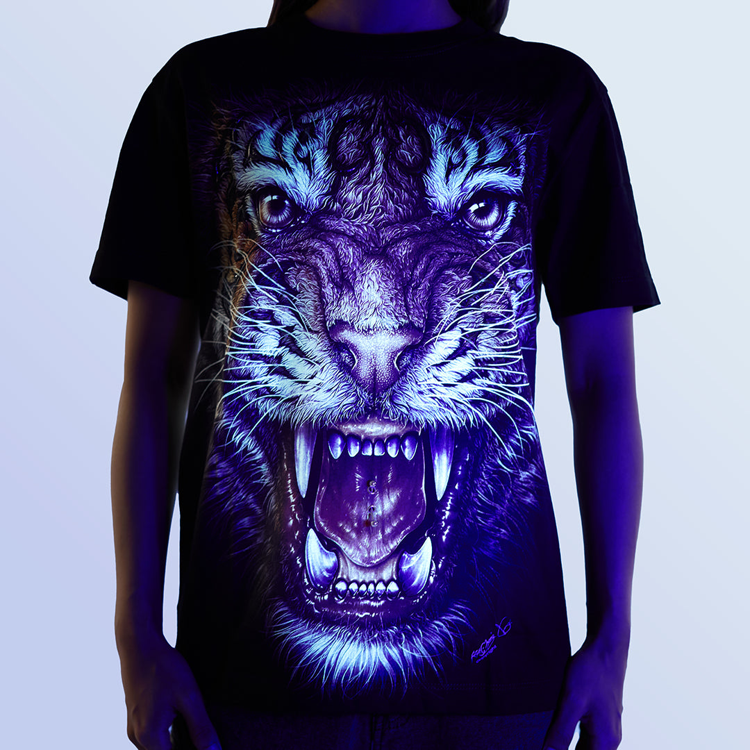 Schwarzes T-Shirt mit Tigerkopf-Print unter UV-Licht, Vorderseite