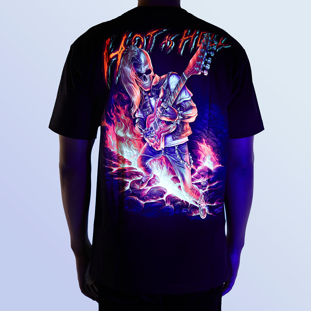 Schwarzes T-Shirt mit Death Metal Hot as Hell-Print unter UV-Licht, Rückseite