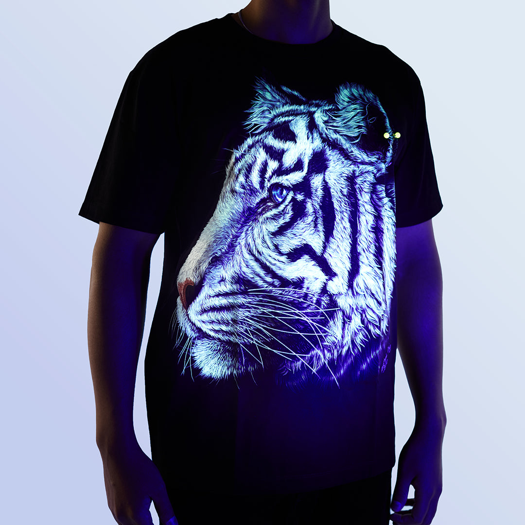 Schwarzes T-Shirt mit Seitlichem Tigerkopf-Print unter UV-Licht, Vorderseite