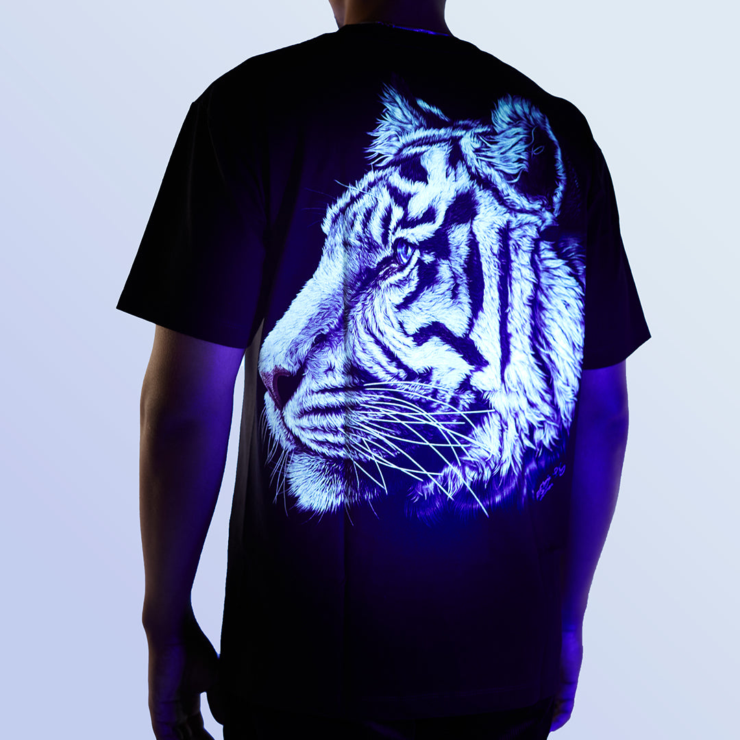Schwarzes T-Shirt mit Seitlichem Tigerkopf-Print unter UV-Licht, Rückseite 