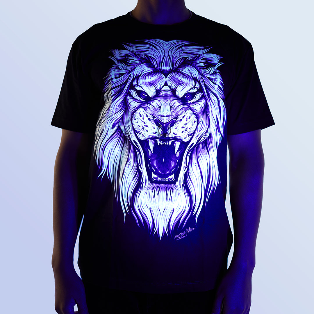 Schwarzes T-Shirt mit Weißem Löwen Piercing-Print unter UV-Licht, Vorderseite 