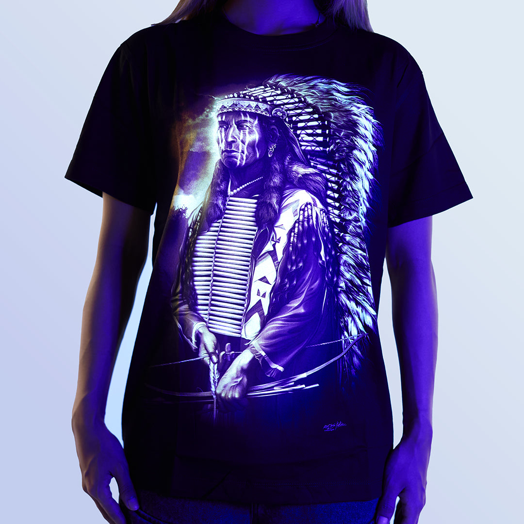 Schwarzes T-Shirt unter UV-Licht mit Indianer-Native American Krieger mit Pfeil und Bogen, Vorderseite