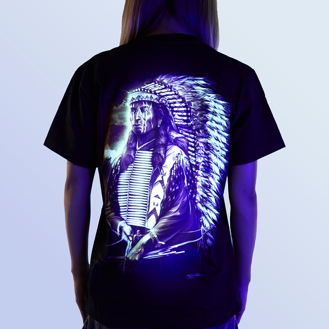 Schwarzes T-Shirt unter UV-Licht mit  Indianer-Native American Krieger mit Pfeil und Bogen, Rückseite