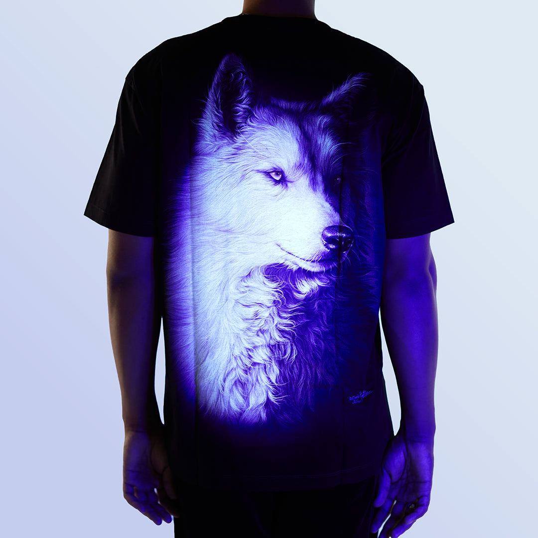 Schwarzes T-Shirt mit Weisser Wolf-Print unter UV-Licht, Rückseite