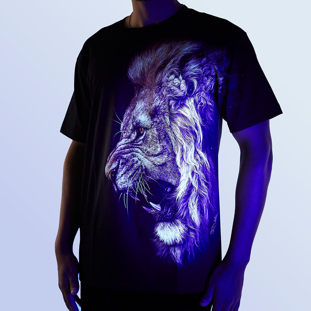 Schwarzes T-Shirt mit einem Löwen-Print unter UV-Licht, Vorderseite 