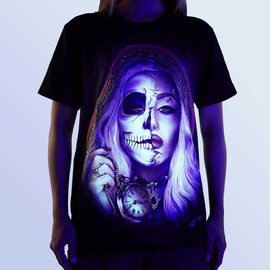 Schwarzes T-Shirt mit Timeout-Print unter UV-Licht, Vorderseite 