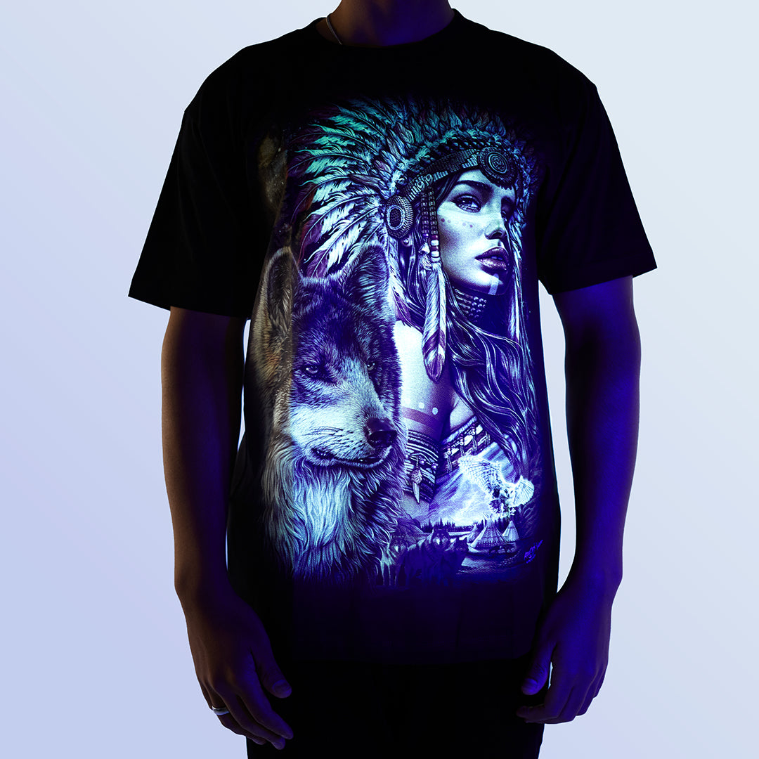 Schwarzes T-Shirt mit Kriegerfrau und Wolf-Print unter UV-Licht, Vorderseite 