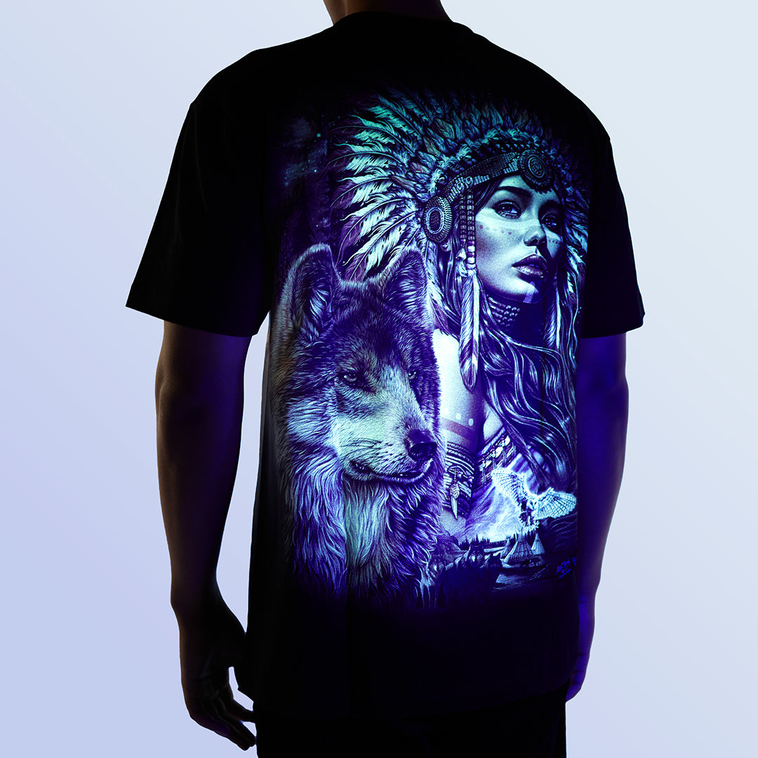 Schwarzes T-Shirt mit Kriegerfrau und Wolf-Print unter UV-Licht, Rückseite 