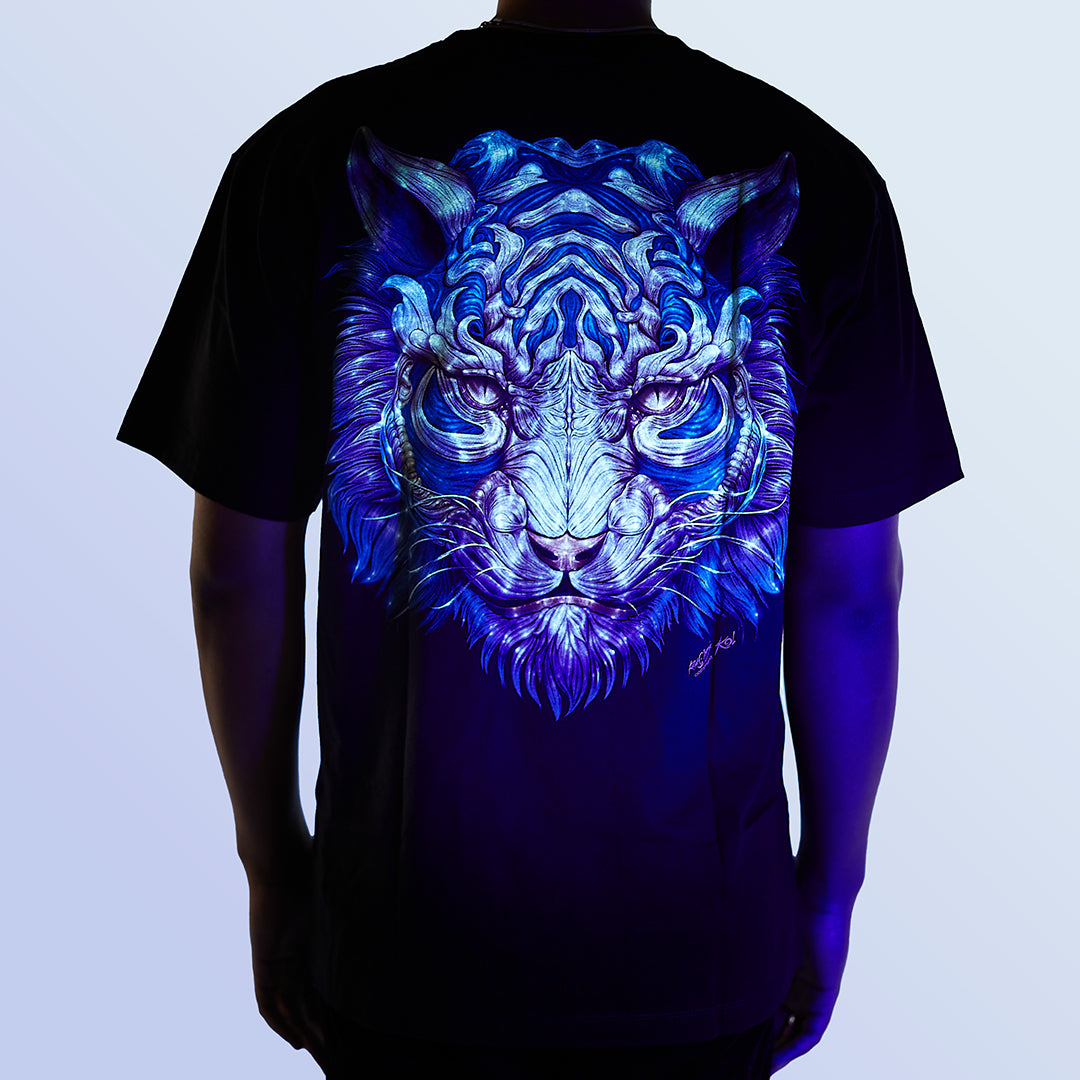Schwarzes T-Shirt mit Weißblauem Tiger-Print unter UV-Licht, Rückseite 