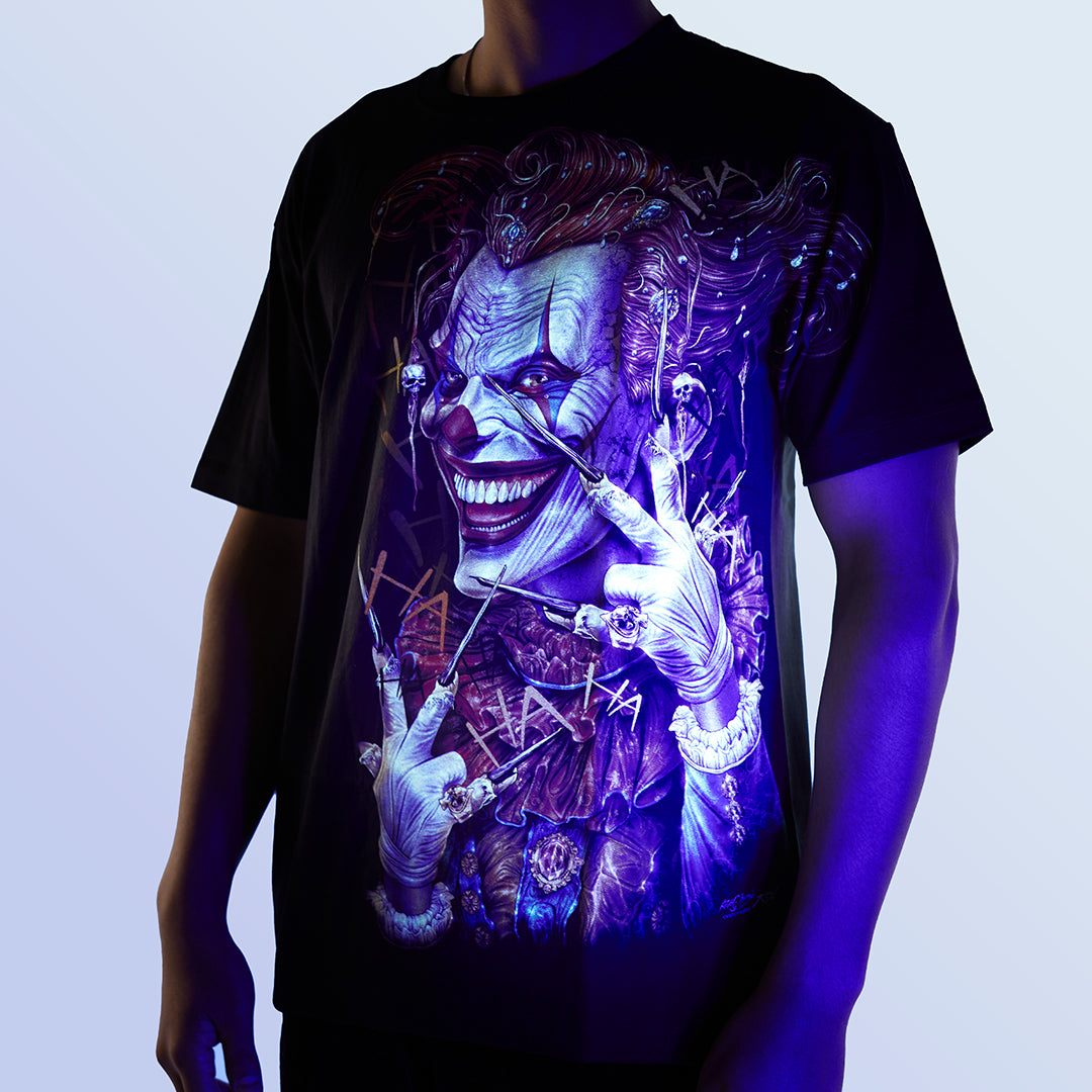 Schwarzes T-Shirt mit Clown-Print unter UV-Licht, Vorderseite