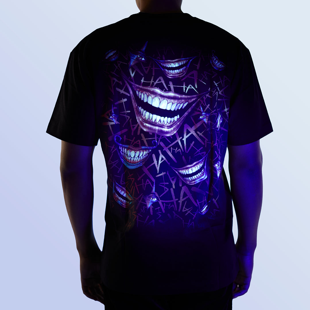 Schwarzes T-Shirt mit Clown-Print unter UV-Licht, Rückseite