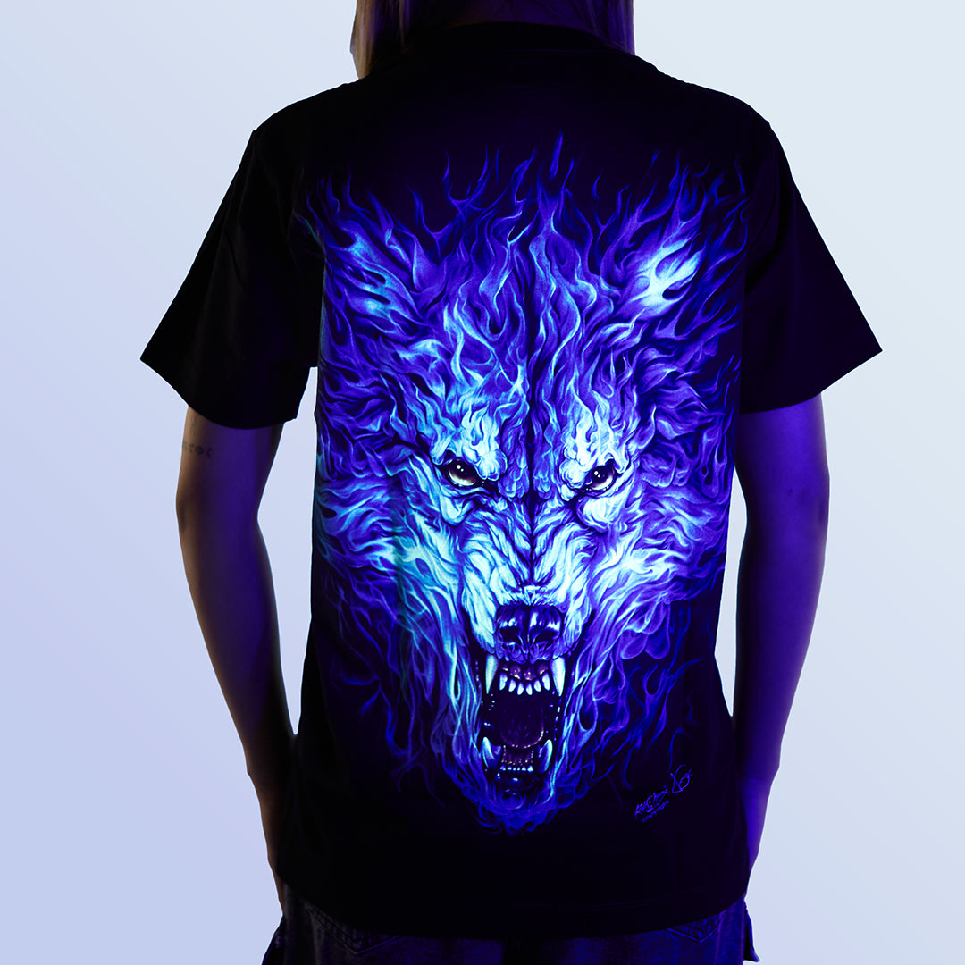 Schwarzes T-Shirt mit Wolf Flammen-Print unter UV-Licht, Rückseite 
