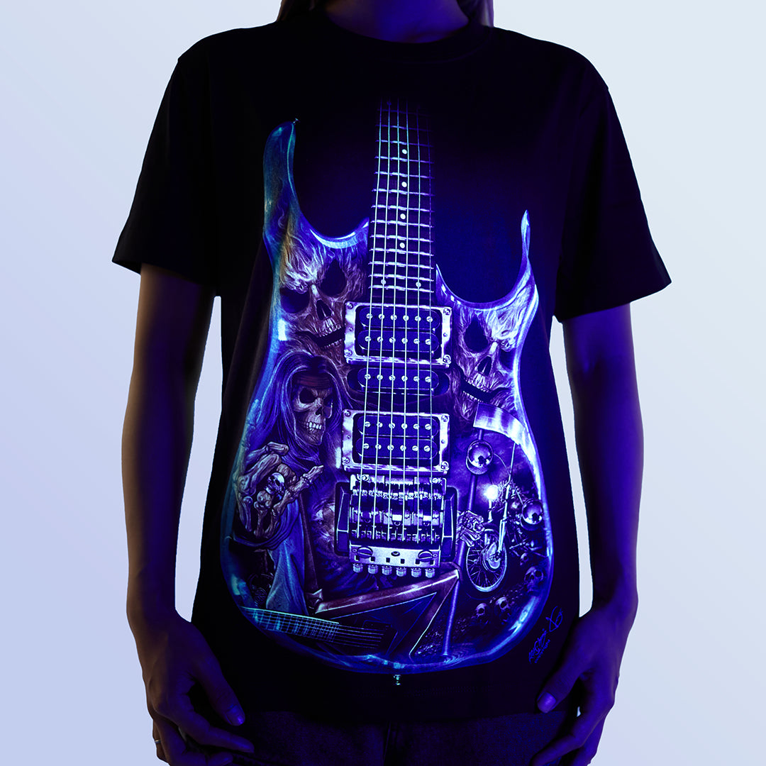 Schwarzes T-Shirt mit E-Gitarre-Print unter UV-Licht, Vorderseite