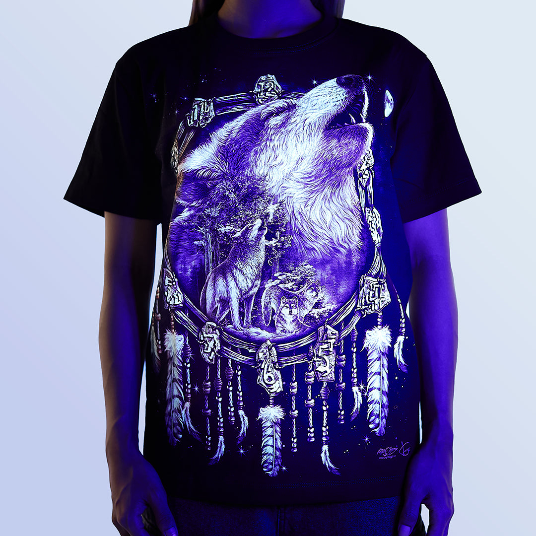 Schwarzes T-Shirt mit Wolf Traumfänger-Print unter UV-Licht, Vorderseite