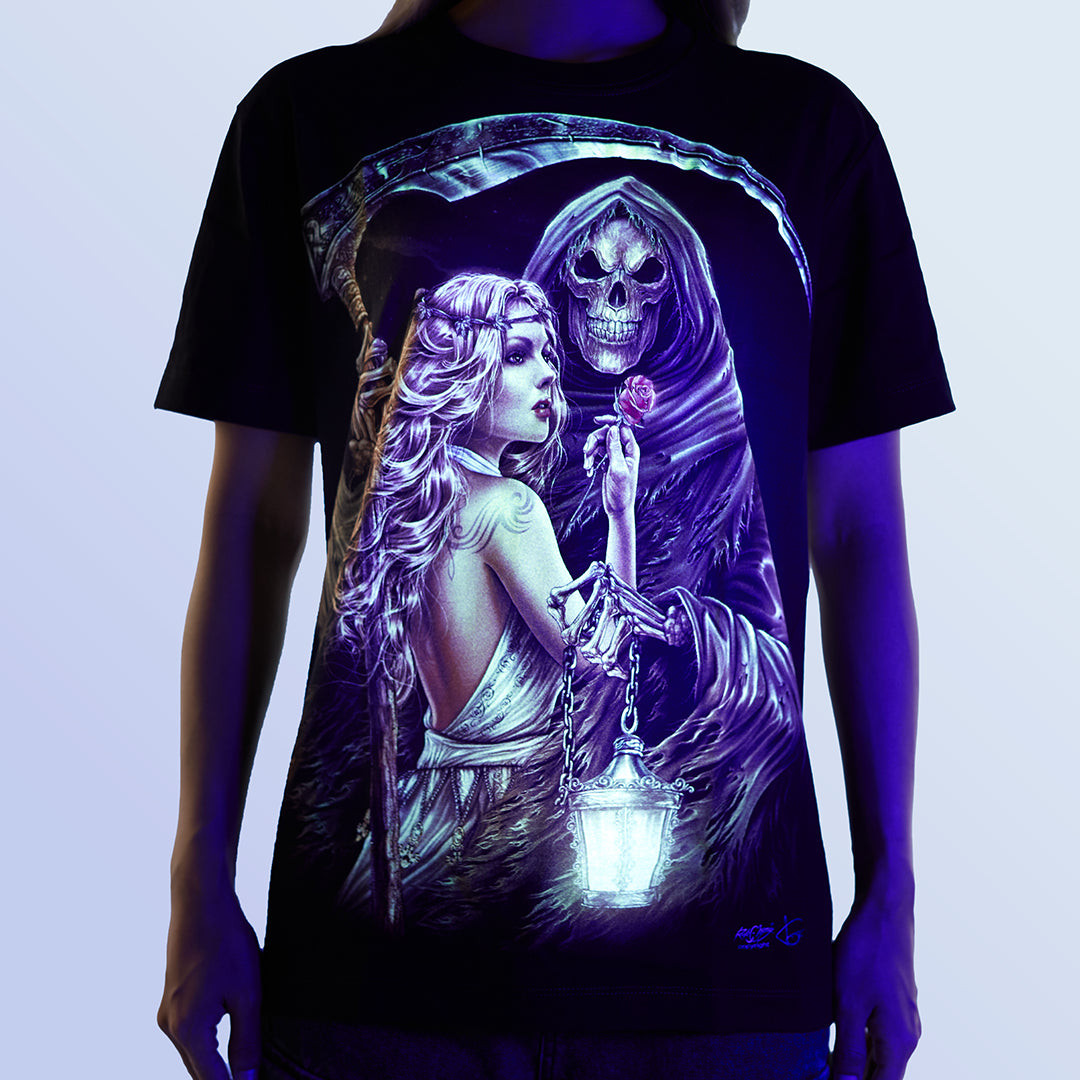 Schwarzes T-Shirt mit Reapers Love-Print unter UV-Licht, Vorderseite 