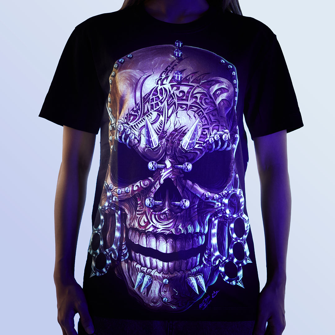 Schwarzes T-Shirt mit Totenkopf 4-Ringe-Print unter UV-Licht, Vorderseite 