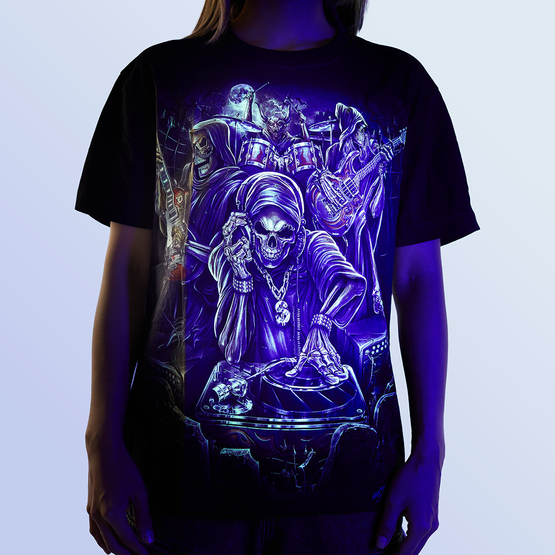 Schwarzes T-Shirt mit DJ Heavy Metal-Print unter UV-Licht, Vorderseite