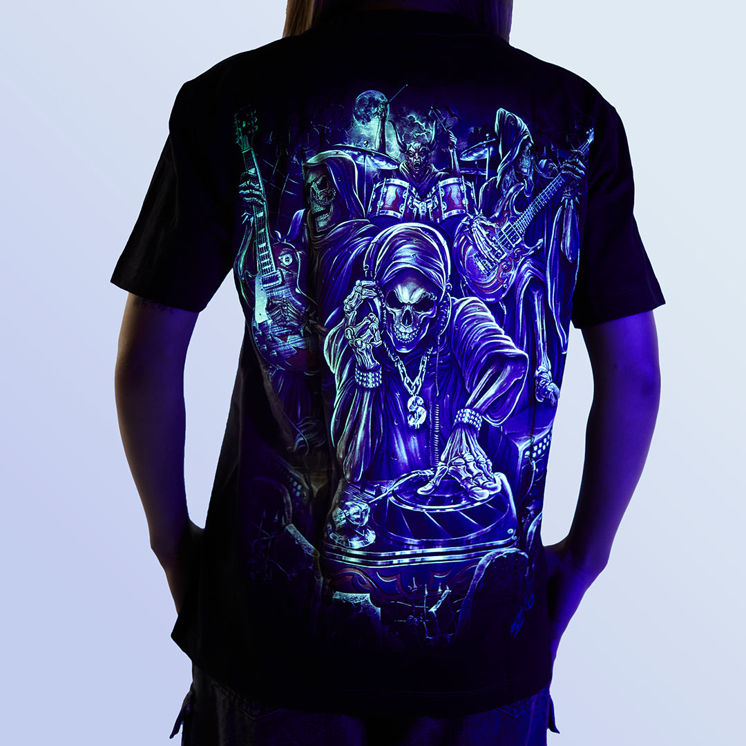 Schwarzes T-Shirt mit DJ Heavy Metal-Print unter UV-Licht, Rückseite 