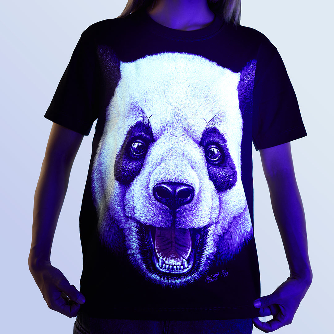 Schwarzes T-Shirt mit Panda-Print unter UV-Licht, Vorderseite 