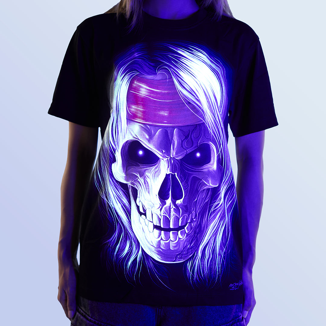 Schwarzes T-Shirt mit Totenkopf Stirnband-Print unter UV-Licht, Vorderseite 