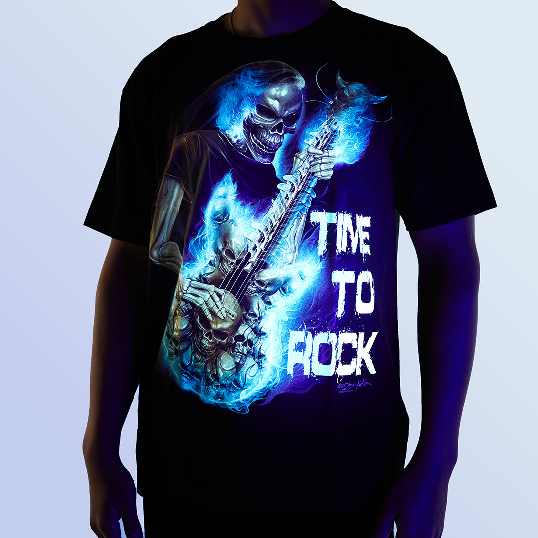 Schwarzes T-Shirt mit einem  Skelett mit Gitarre und Time to Rock-Print unter UV-Licht, Vorderseite 