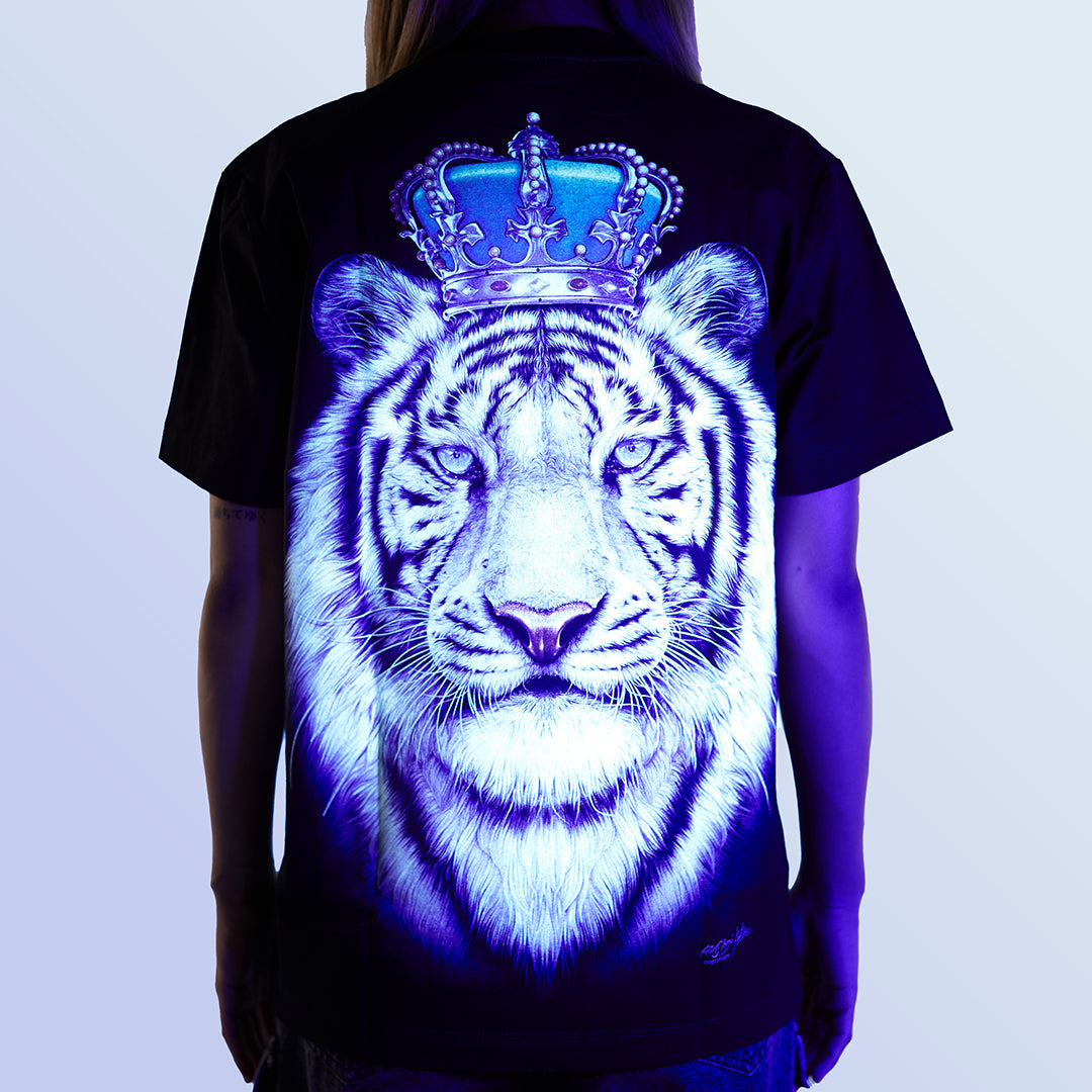 Schwarzes T-Shirt mit einem Tiger und Krone unter UV-Licht, Rückseite 